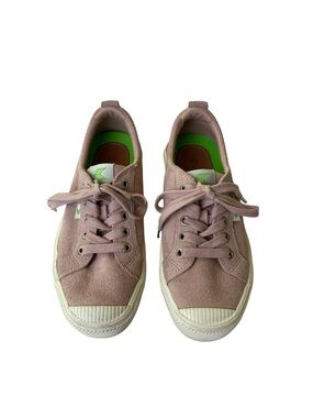 Cariuma Women's Dusty Pink Suede Low-Top Sneakers